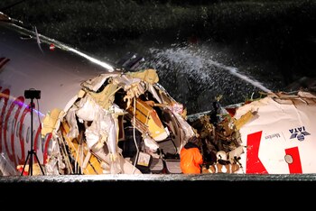 Los bomberos empapan la aeronave