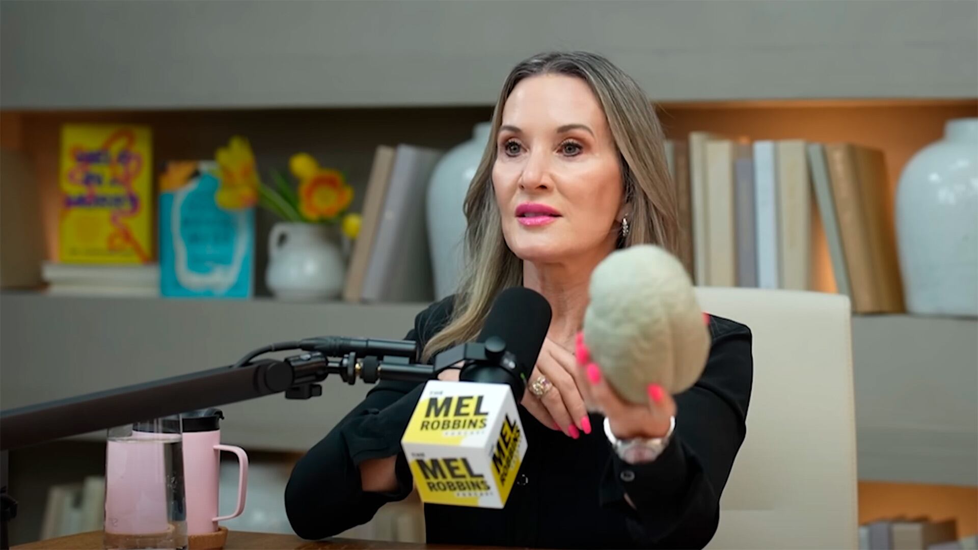 Caroline Leaf es neurocientífica clínica y cuenta con más de cuarenta años de investigación en neuroplasticidad y resiliencia emocional, y su trayectoria académica integra una licenciatura, una maestría y un doctorado con distinción