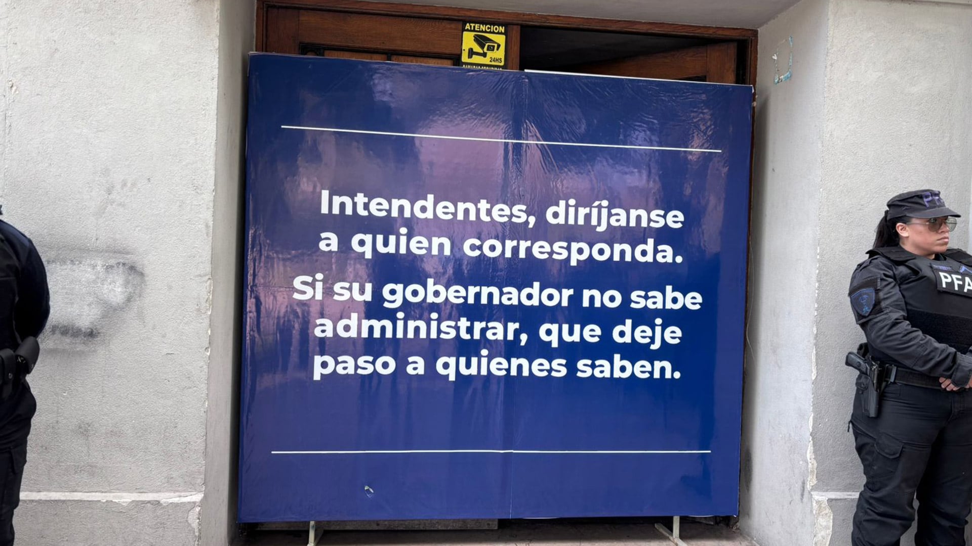 Una vez que llegaron los intendentes desde una de las puertas del ministerio desplegaron el siguiente banner