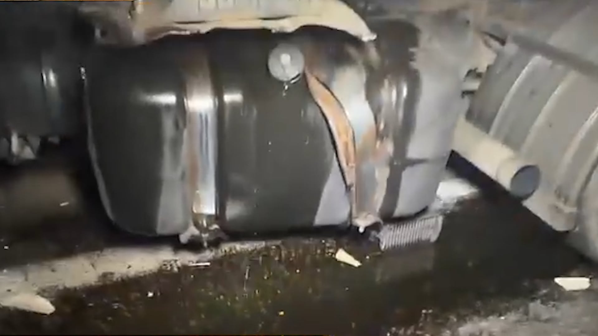 El choque provocó derramamiento de combustible en el lugar sin consecuencias. El pasaje del micro fue derivado a otra unidad para continuar el recorrido