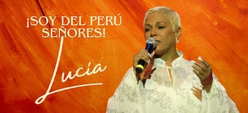 Lucía de la Cruz viste de blanco y sostiene un micrófono frente a un fondo naranja con las inscripciones Soy del Perú señores y Lucía