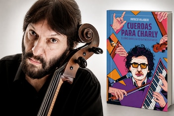 Retrato de un hombre con barba junto al clavijero de un violonchelo y la portada de un libro con una ilustración de Charly García.