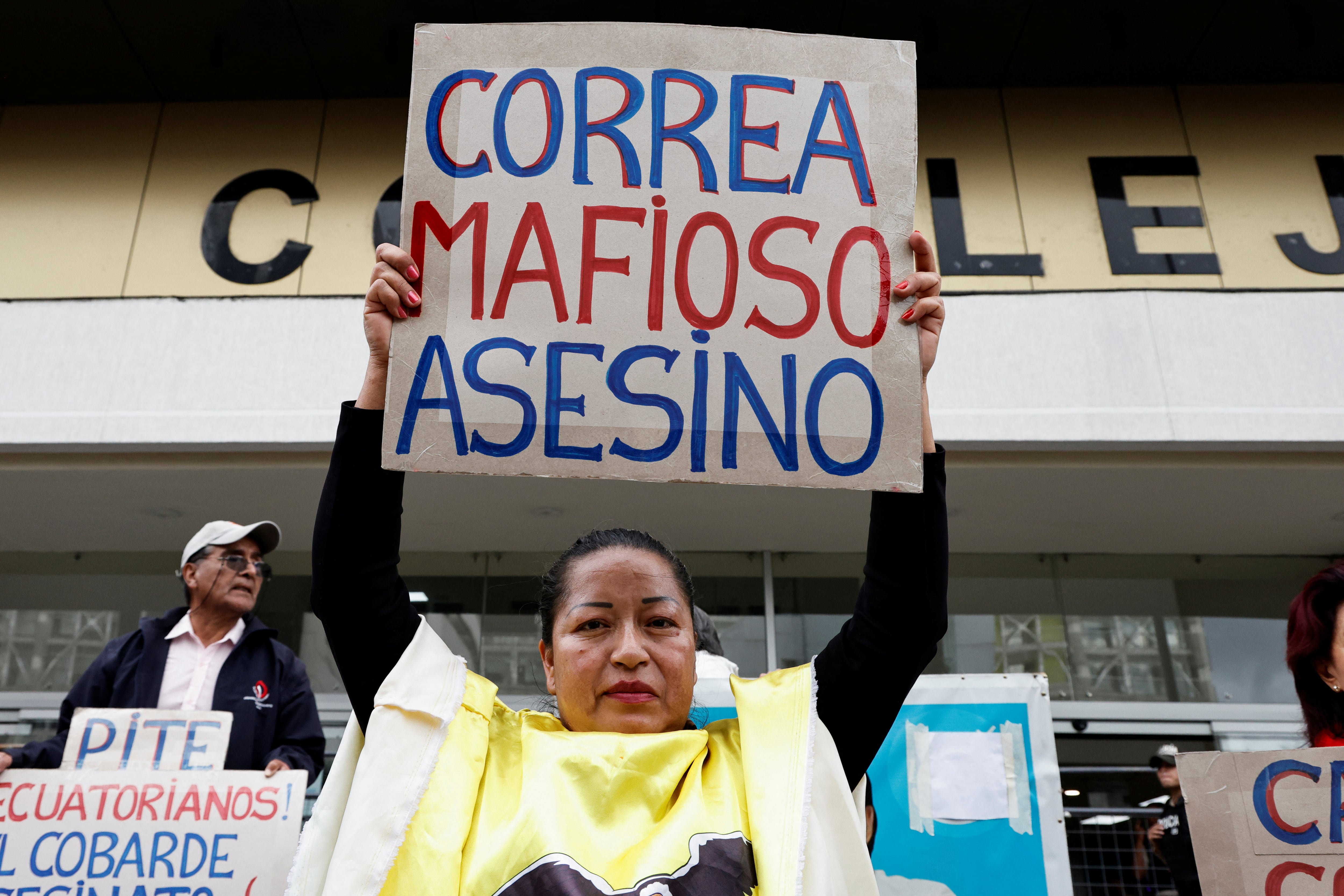 Una mujer sostiene un cartel que dice