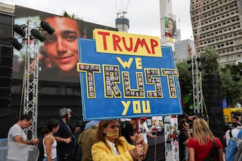 Una persona sosteniendo un cartel