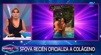 Mujer sentada frente a una pantalla de televisión que muestra a una pareja besándose en una piscina. Abajo hay un rótulo con texto