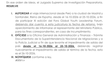 Documento judicial impreso con la resolución de un juzgado supremo de Perú que autoriza un viaje a España