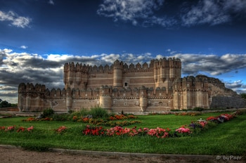 La fachada de castillo de Coca de Segovia, España (Wikimedia Commons)