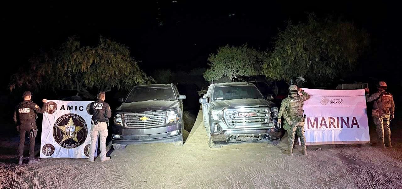 Durante el operativo, se incautaron dos vehículos modificados, armamento, metanfetamina y ejemplares de fauna silvestre mantenidos ilegalmente. (X @fgjesonora)