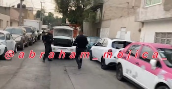 Elementos suben mercancía a una