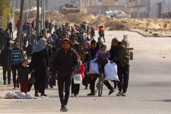 Palestinos huyen de Jan Yunis