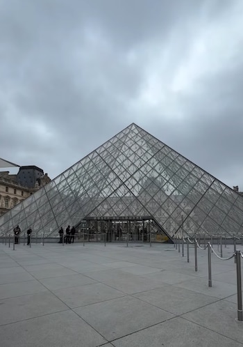 Ángel de Brito visitó los exteriores del Museo del Louvre y la pirámide de cristal diseñada por Ieoh Ming Pei