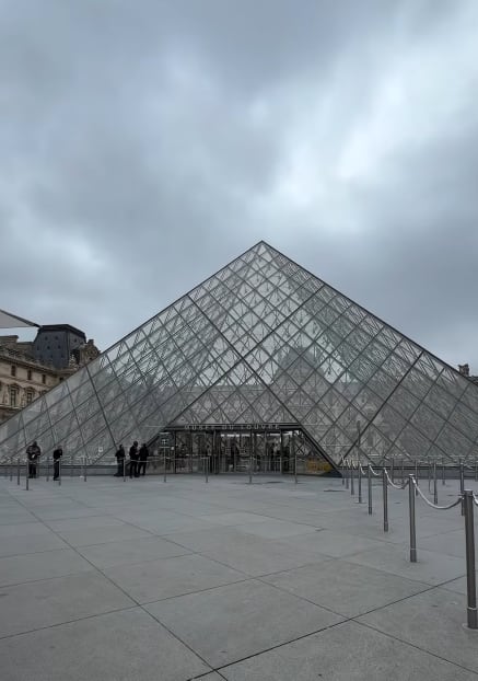 Ángel de Brito visitó los exteriores del Museo del Louvre y la pirámide de cristal diseñada por Ieoh Ming Pei