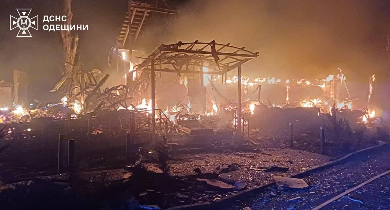 Instalaciones dañadas por el fuego en Odesa (UKRAINIAN EMERGENCY SERVICE / AFP)