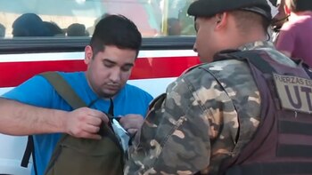 Un pasajero abre su mochila