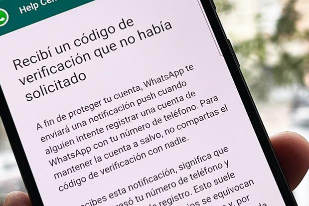Los estafadores hacen llegar al usuario un código de verificación no solicitado en WhatsApp. (La Verdad)