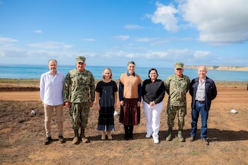 La gobernadora Marina del Pilar Ávila Olmeda encabezó la colocación de la primera piedra del megapuerto Punta Colonet, en Baja California, un proyecto que prevé iniciar operaciones en 2029 y busca fortalecer el comercio de México con Estados Unidos, impulsar las exportaciones y generar más de 40 mil empleos directos e indirectos