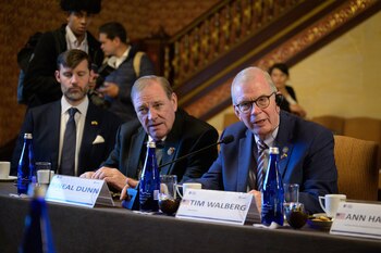 Seis representantes republicanos y tres