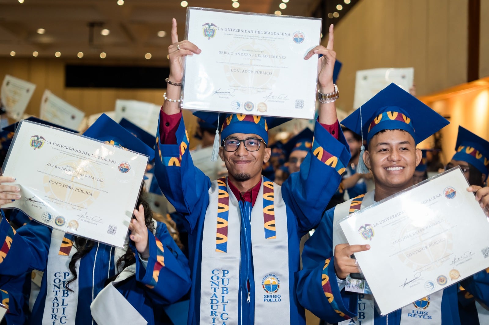 El graduado presentó un cartel con el mensaje