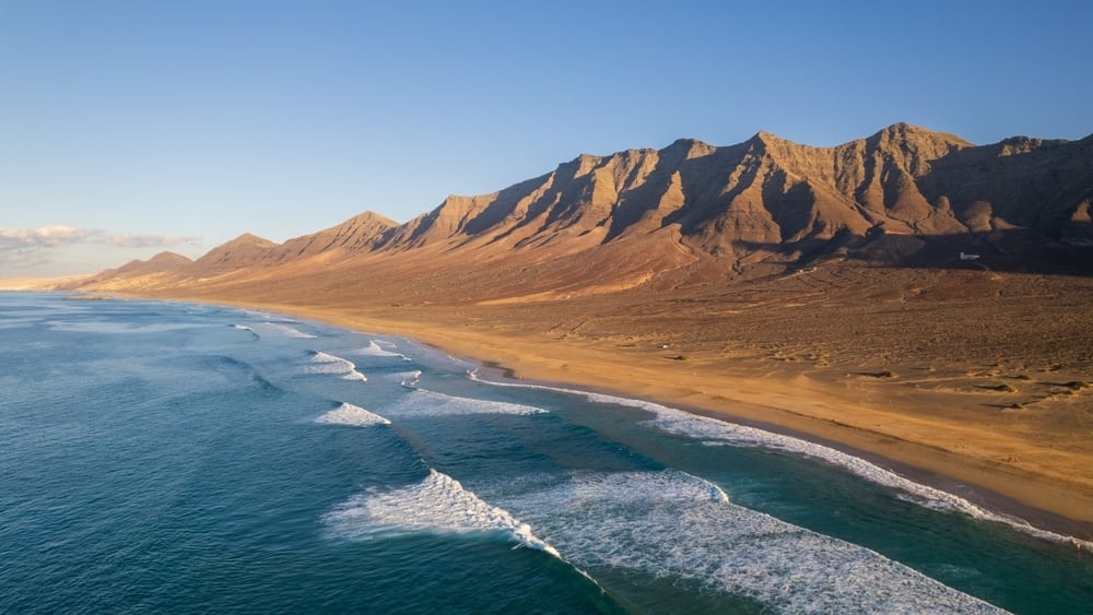 Playa de Cofete tiene más de 12 kilómetros de arena virgen dentro del Parque Natural (Shutterstock, España)