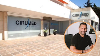 Fachada de un edificio blanco con letreros de Cirumed Clinic y un retrato circular superpuesto de un hombre sonriente con camiseta negra