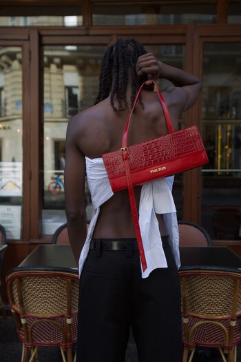 Un modelo con una cartera