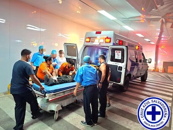 Socorristas trasladaron a los lesionados al Hospital San Juan de Dios para recibir atención especializada tras el accidente eléctrico. (Foto cortesía redes sociales)