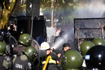 Tensión afuera del Congreso durante