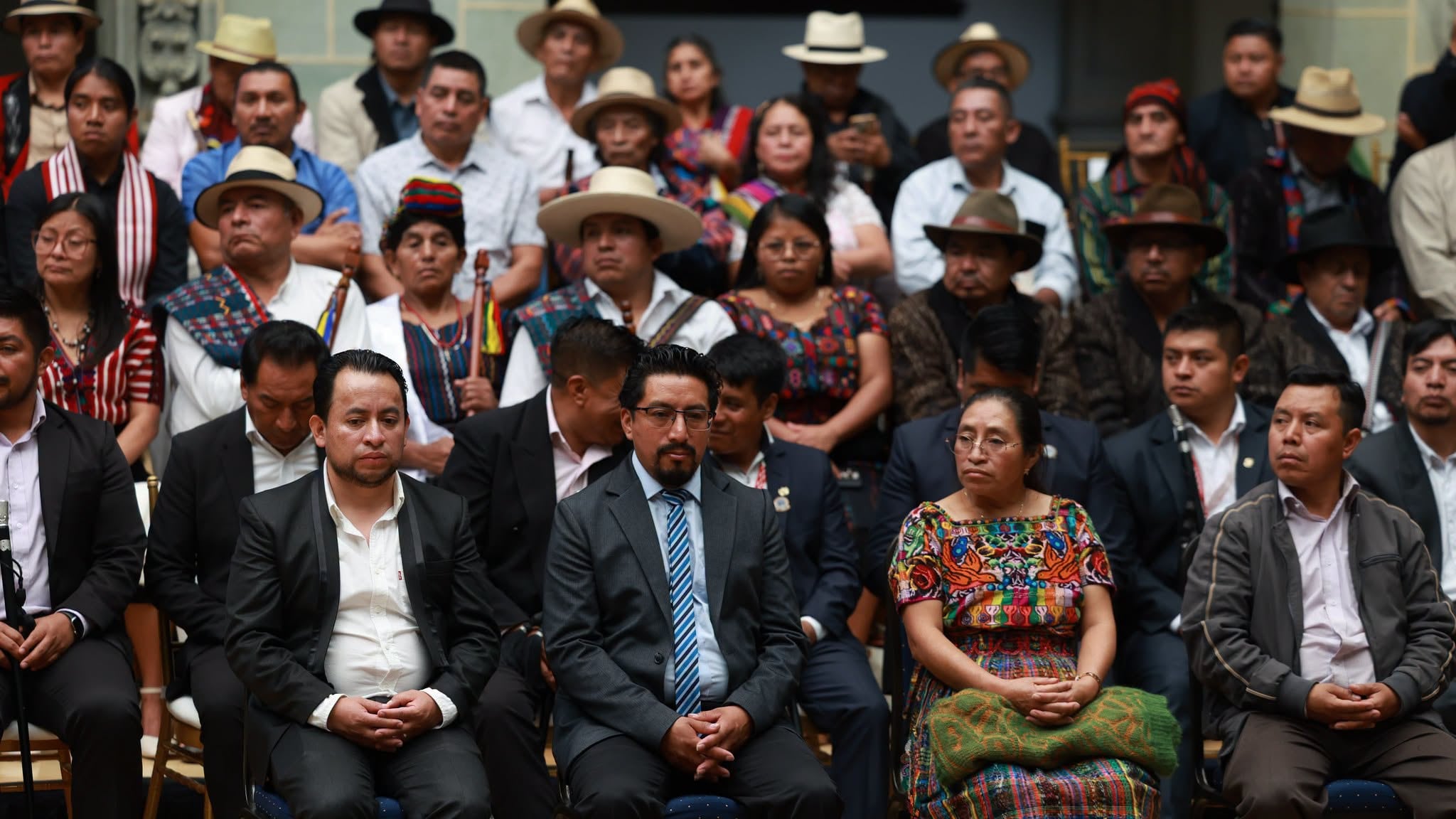 El presidente Bernardo Arévalo encabeza el acto de disculpa pública del Gobierno de Guatemala a autoridades indígenas ancestrales criminalizadas en 2023. (Diario de Centroamérica y Ministerio de Agricultura)