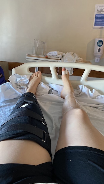 En una de las piernas