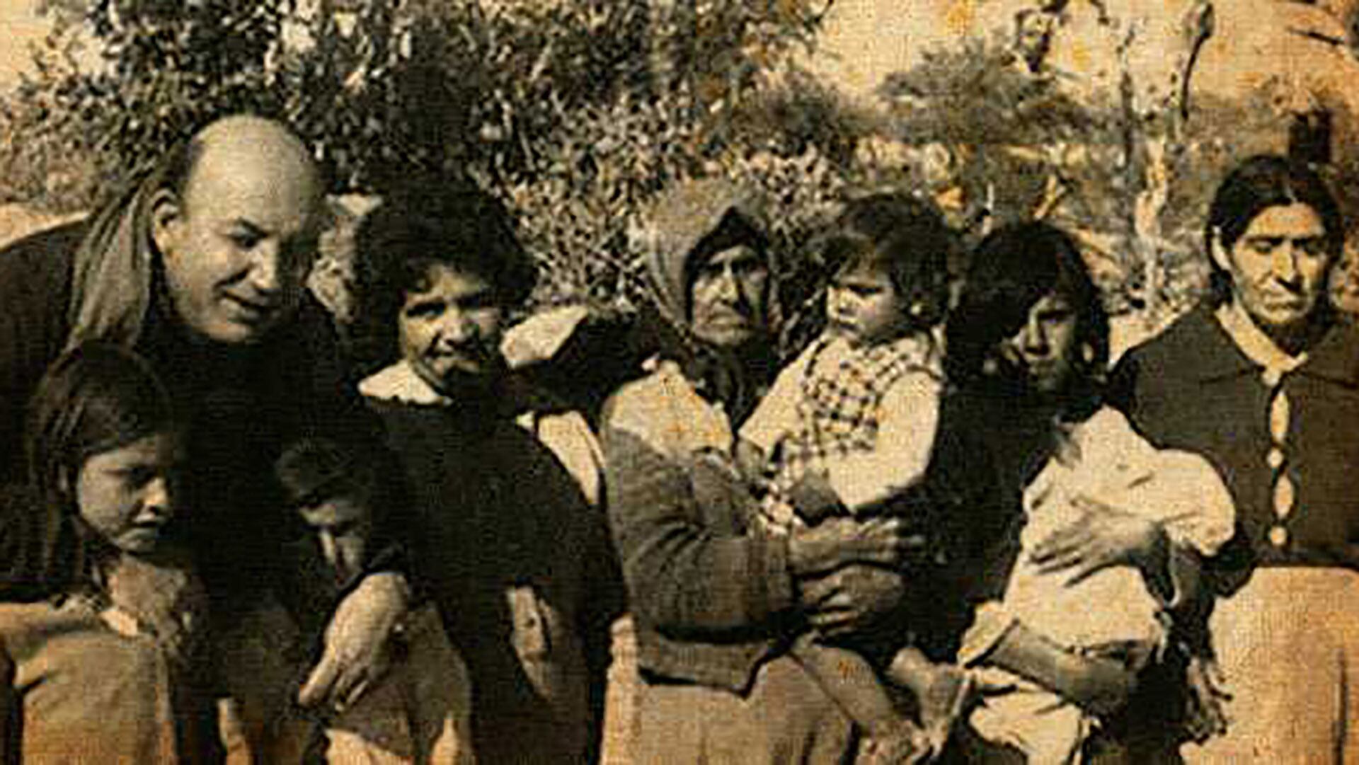 Enrique Angelelli posa con mujeres y niños riojanos