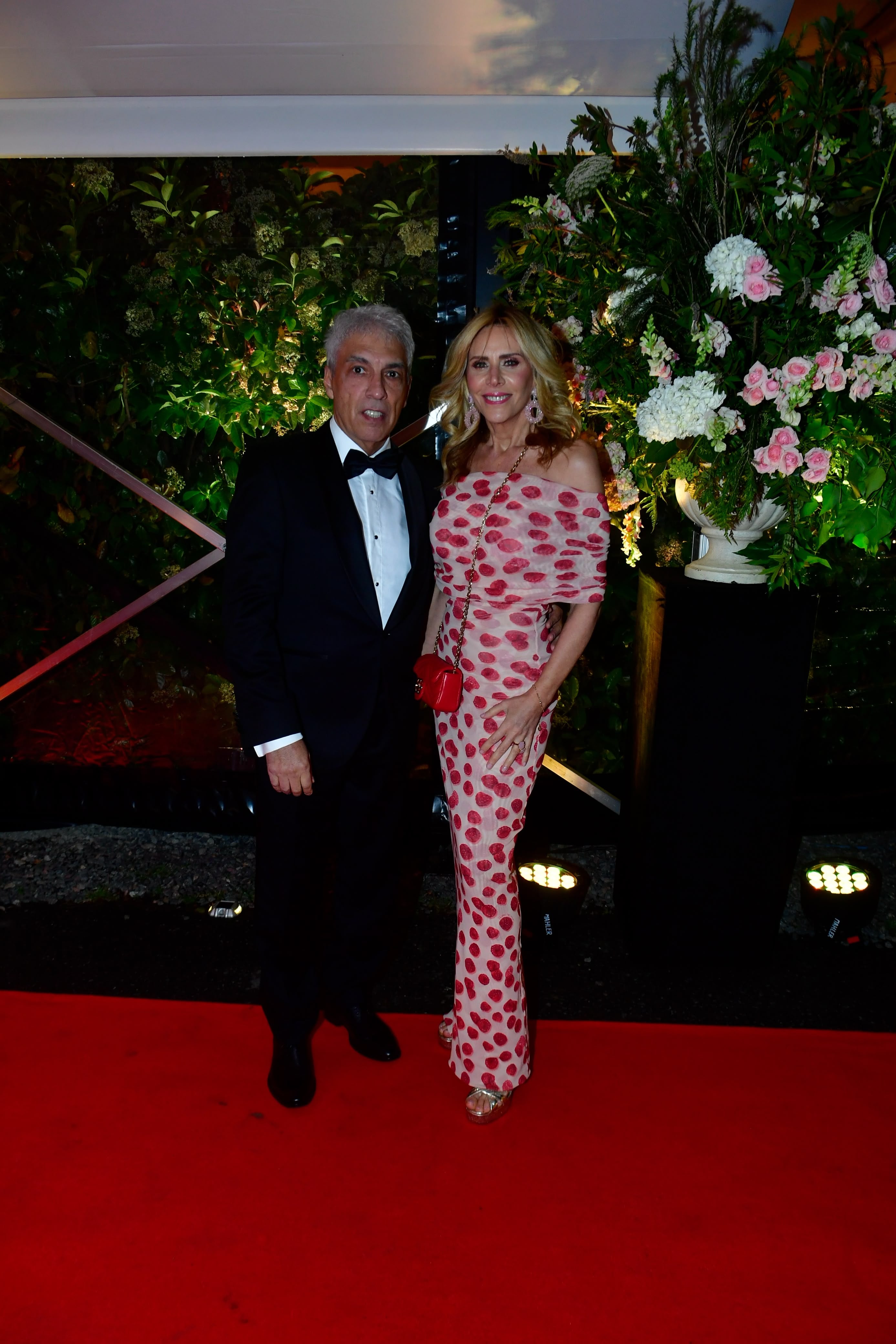 Francisco “Paco” Mármol y Adriana Salonia posaron juntos durante la boda de Andrea Ghidone y Pablo Otero, que reunió a invitados del ambiente artístico y televisivo