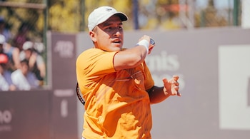 Gonzalo Bueno despacha a Álex Barrena en primera ronda del Challenger 75 de Guayaquil. Crédito: FPT.