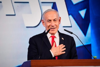 El primer ministro de Israel, Benjamin Netanyahu, habla a sus seguidores en la sede del partido Likud, en Jerusalén, tras conocerse los primeros sondeos en las elecciones generales en Israel, el 28 de octubre de 2026 (AP/Ohad Zwigenberg)