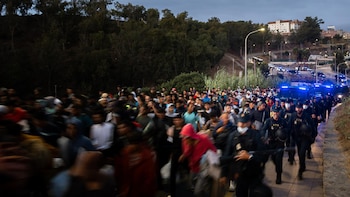 Comienza el traslado de inmigrantes desde las playas de Ceuta al campamento instalado en el Puerto de la ciudad