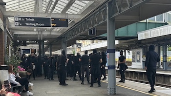 Llega a Portsmouth una embarcación con 140 solicitantes de asilo entre protestas de ultraderecha