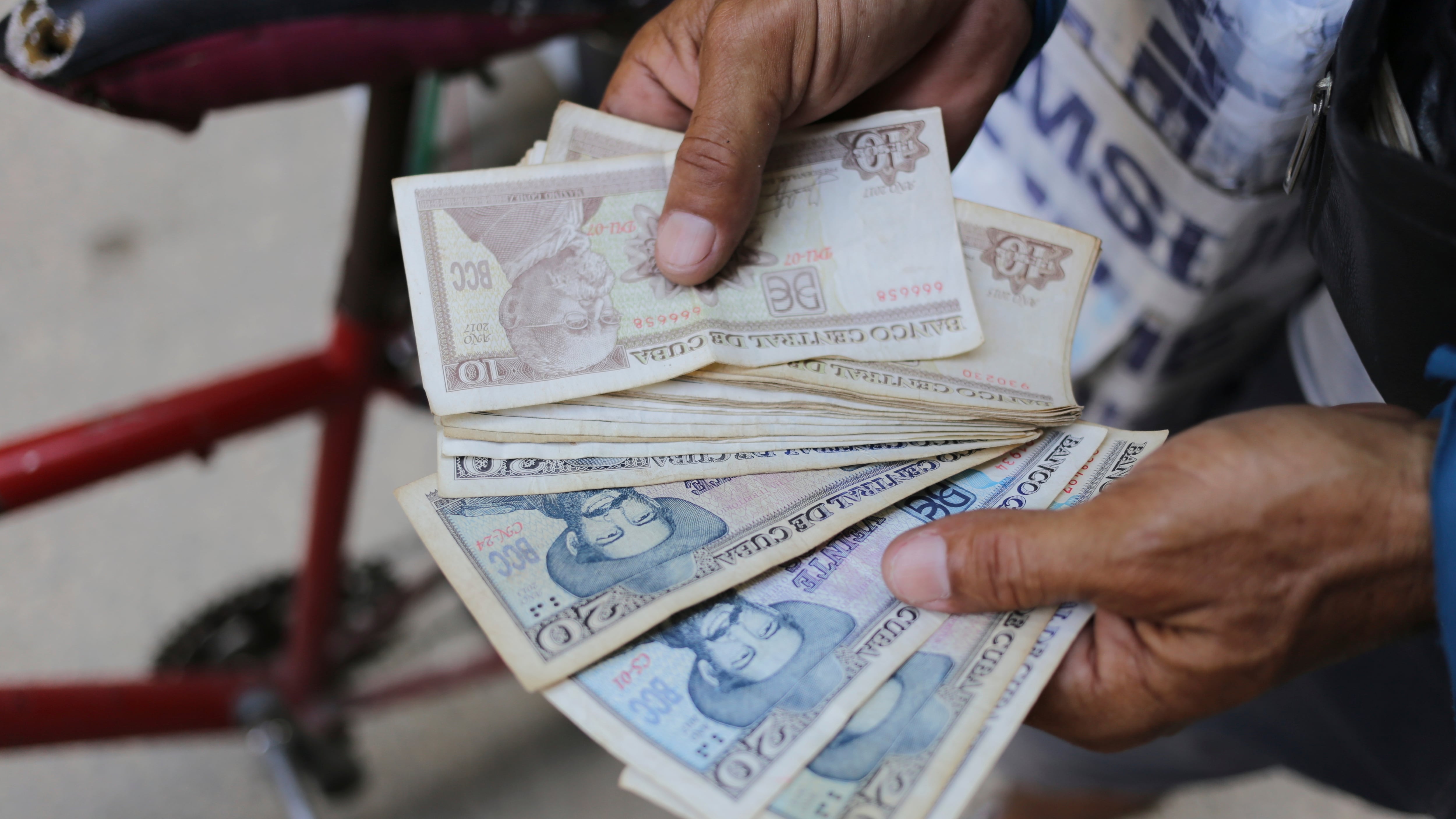 El mercado informal de divisas en Cuba abrió con el dólar a 675 CUP y confirmó la persistencia de la demanda de moneda extranjera. (AP Foto/Ariel Ley)