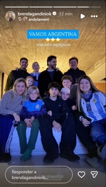 Un grupo de diez personas posa; algunas visten camisetas con los colores de Argentina. Hay un texto digital que dice "VAMOS ARGENTINA" y tres estrellas