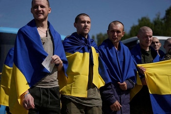 Prisioneros de guerra ucranianos reaccionan tras un intercambio de presos el 24 de agosto de 2024. (Telegram Volodmir Zelensky/REUTERS)
