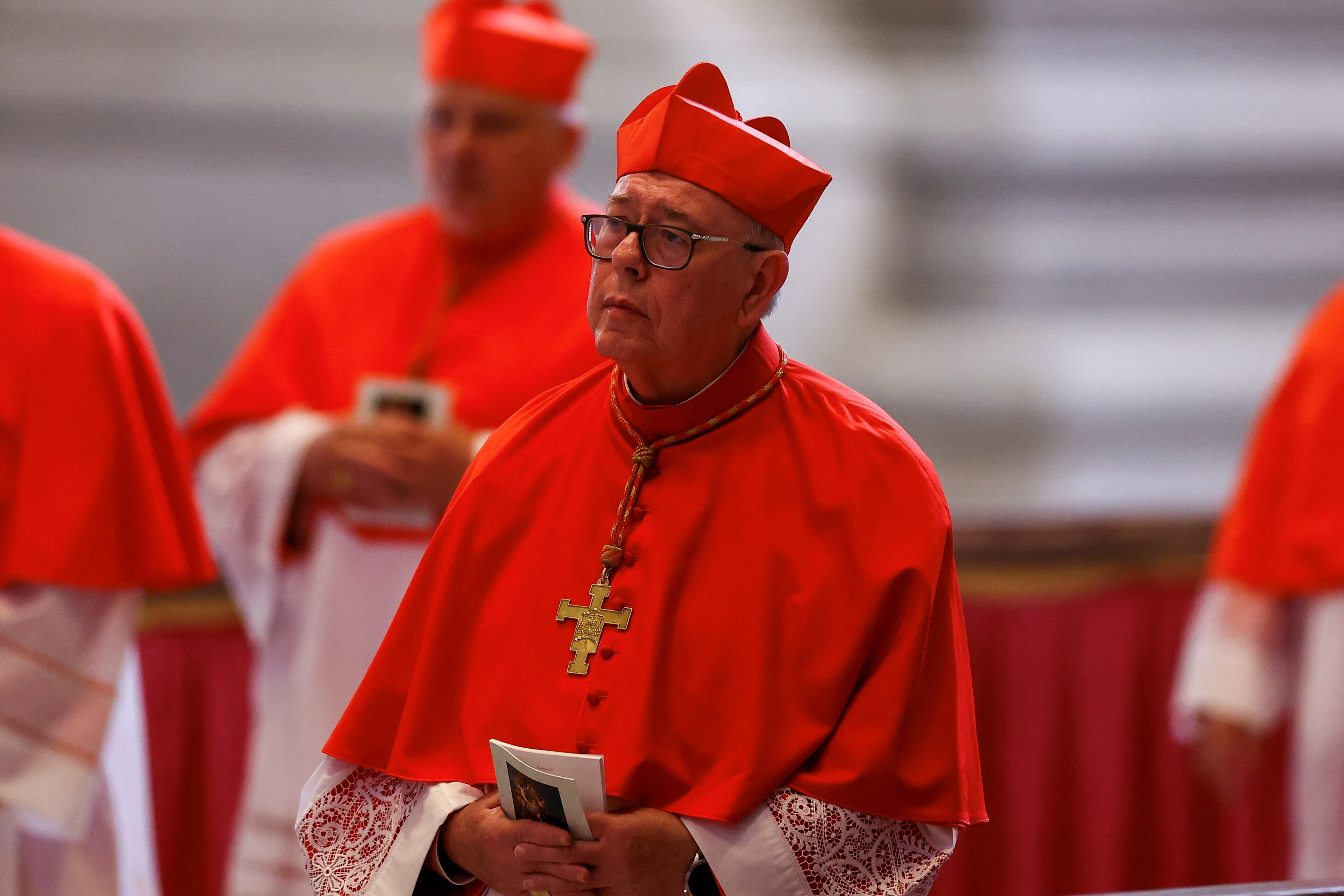 El cardenal Jean-Claude Hollerich presidió la histórica ceremonia de beatificación en París (Reuters)