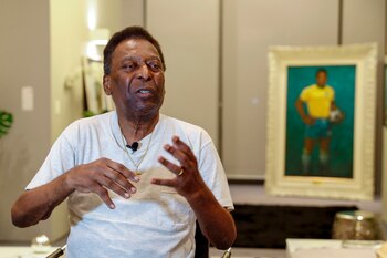 Fotografía de archivo en la que se registró al exfutbolista brasileño Edson Arantes do Nascimento, Pelé, durante una entrevista con Efe en el museo Pelé, en Sao Paulo (Brasil). EFE/Sebastiao Moreira