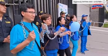 Enfermeros se encadenan y exigen