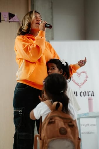 Karol G se ha hecho presente en regiones como La Guajira y Medellín con su labor filantrópica - crédito @concorafoundation/IG