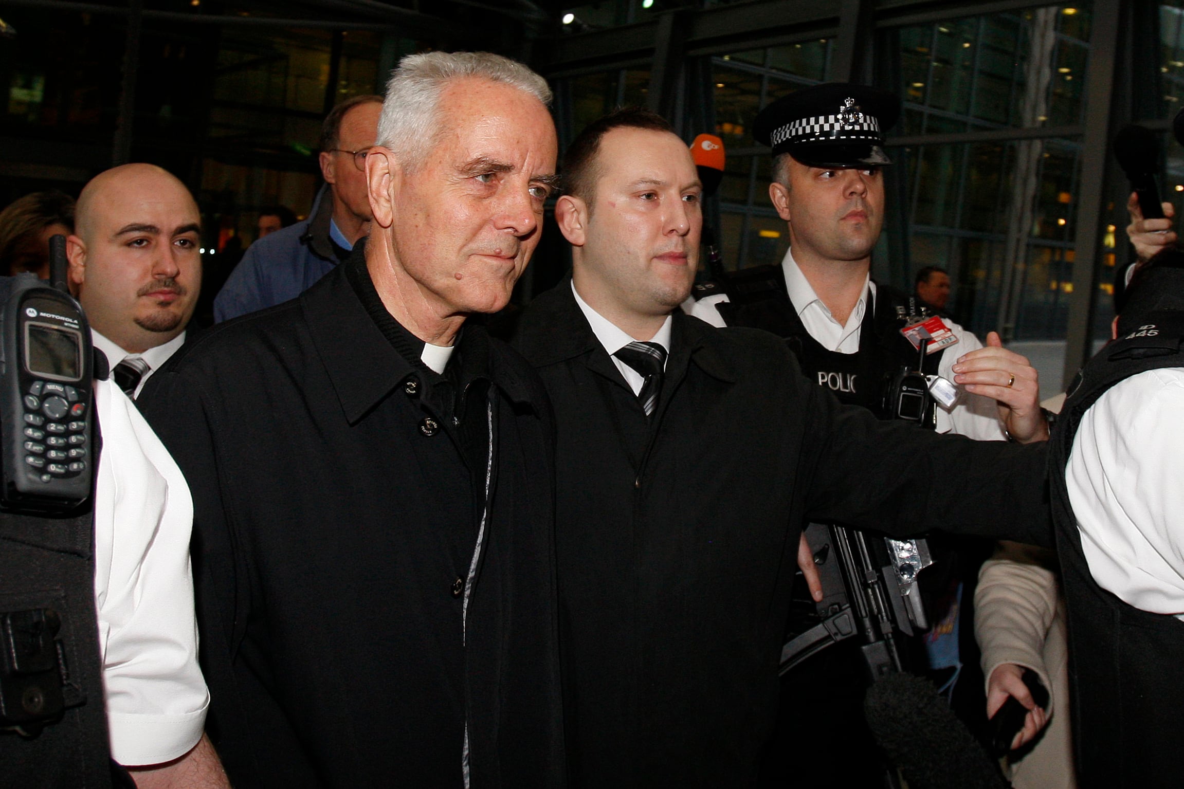El obispo Richard Williamson abandonó Argentina en 2009 tras ser expulsado por el gobierno por negar el Holocausto. Había dirigido el seminario lefebvrista de La Reja, en Buenos Aires, cuando Benedicto XVI le levantó la excomunión. (AP/Kirsty Wigglesworth/archivo)