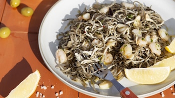 Revuelto de gulas y gambas,