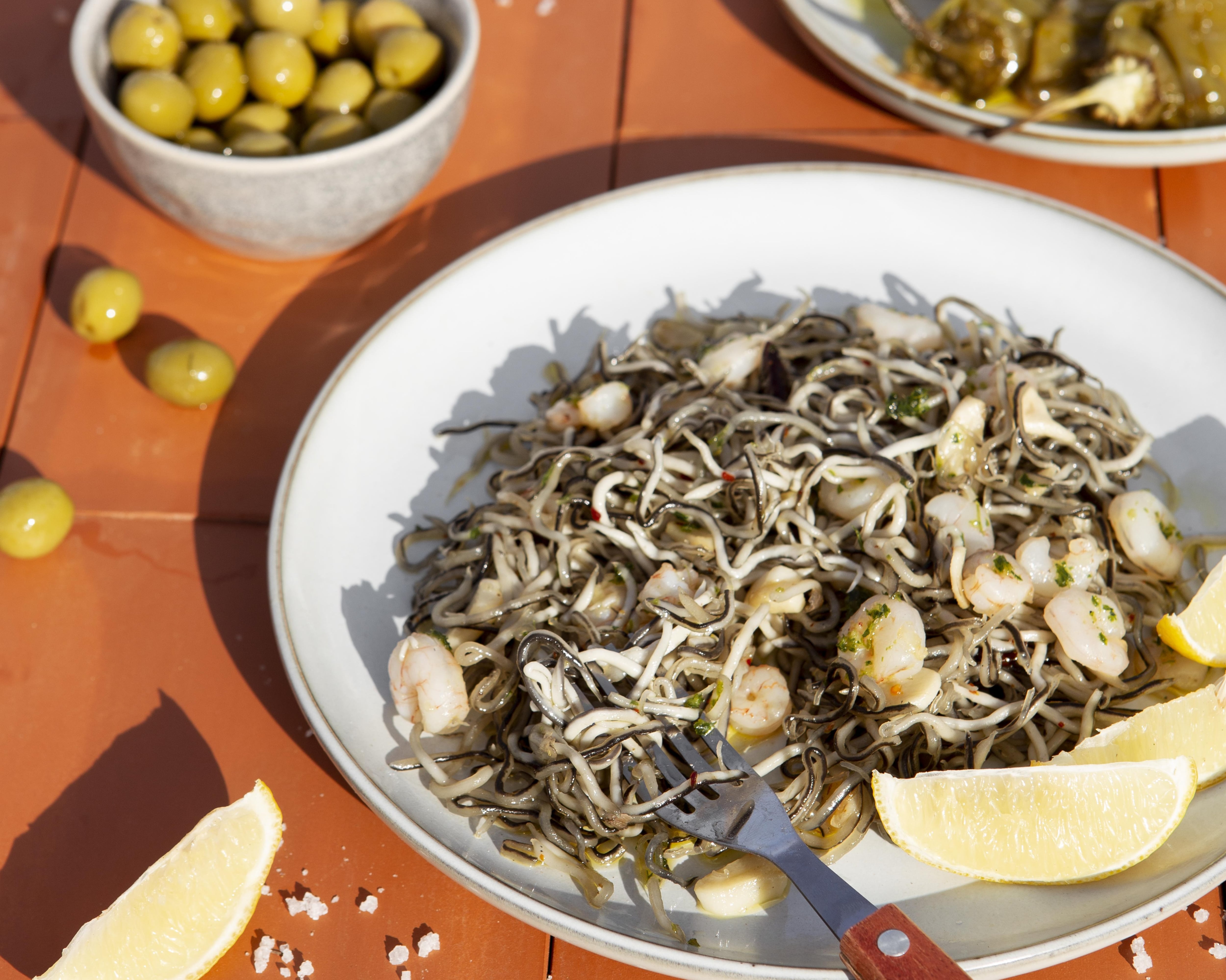 Revuelto de gulas y gambas (Freepik)