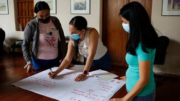 Maestros hacen una hoja de