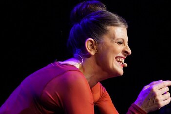 El espectáculo de María es muy personal, pues plasma sus vivencias y experiencias, siendo que es complicado hablar de uno mismo, pues “no es nada fácil”.