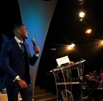 Más allá de su ostentoso