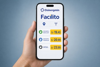 Una mano sostiene un teléfono móvil con la pantalla de la aplicación Facilito de Osinergmin que detalla tarifas de combustible.