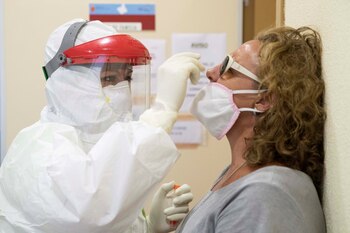 Una enfermera hace una prueba